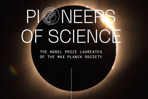 Nachgestellte Totale einer Sonnenfinsternis mit Titel der Ausstellung "Pioniere des Wissens"