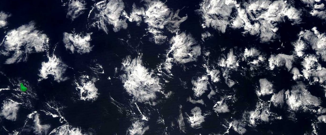 Credit: NASA WorldView (MODIS) Barbodos von oben mit der neuen Wolkenformation Blumen